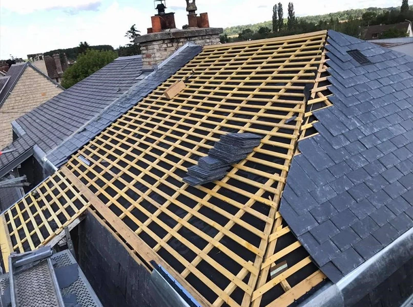 photo de couverture de toit en plein travaux par bj toiture dans l'ouest lyonnais